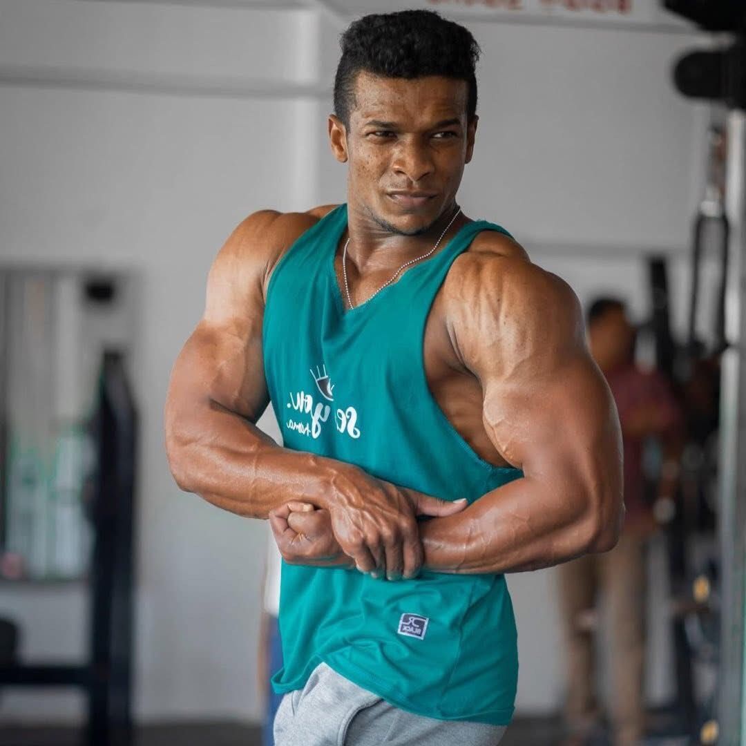 Trainer coaching a client